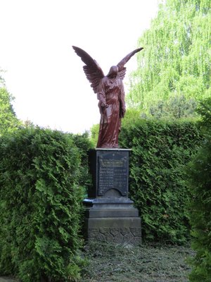 braune Engelsstatue auf dem alten Friedhof