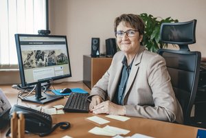 Bürgermeisterin Sabina Müller am Schreibtisch Bürgermeisterin Sabina Müller am Schreibtisch